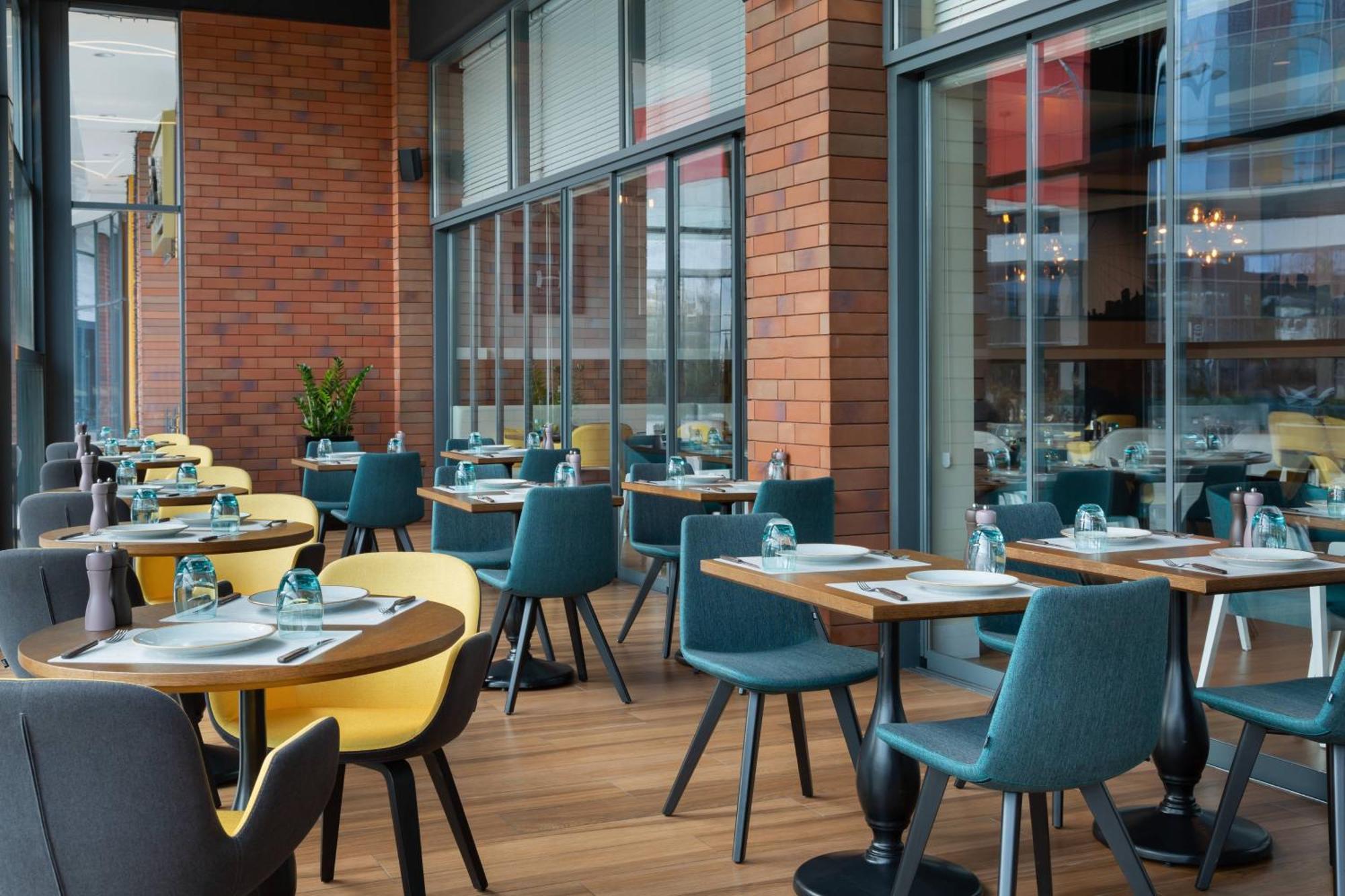 Отель Courtyard By Marriott Кишинёв Экстерьер фото